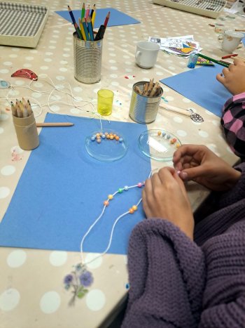 Tvorenie so školákmi a ich pani učiteľkou